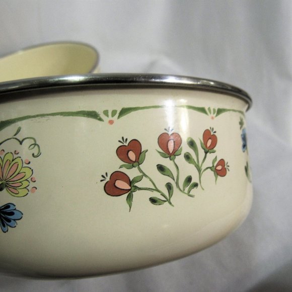 KOBE METAL NESTING BOWLS VERY NICE CONDITION LARGEST IS 7" SET OF 3 - Picture 3 of 9